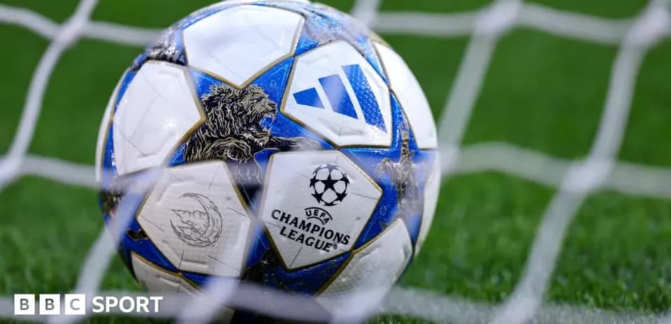 Balón de la UEFA Champions League en la red