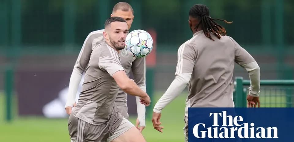 Jugador pasando el balón durante entrenamiento de equipo