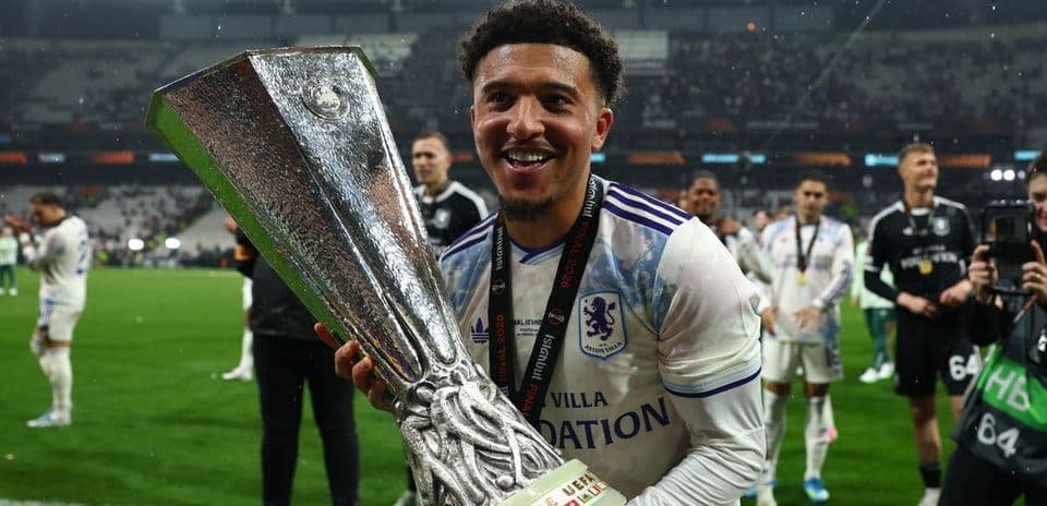 Jugador sosteniendo trofeo de la UEFA Europa League