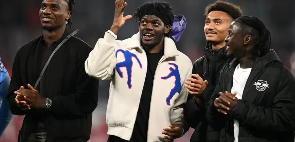 Cuatro jugadores sonriendo y aplaudiendo juntos