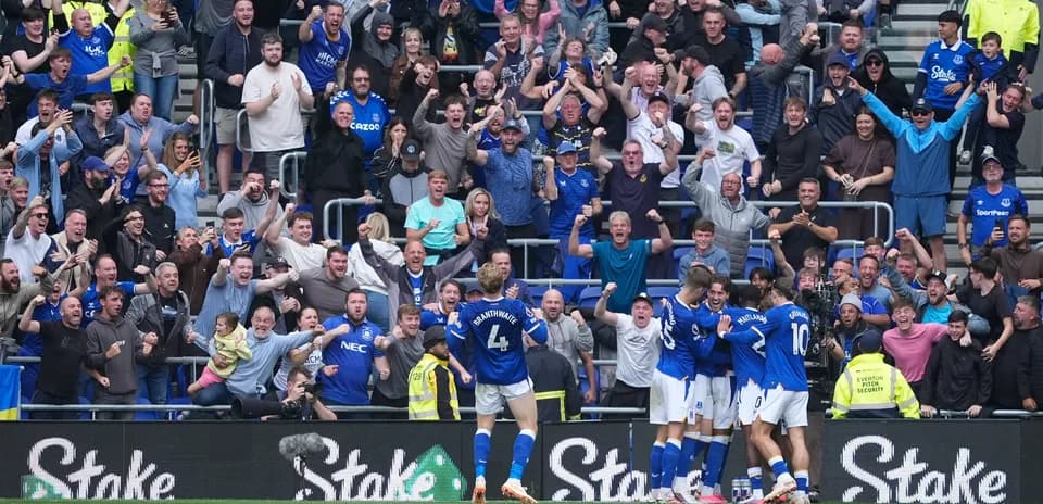 Aficionados celebrando un gol del Everton