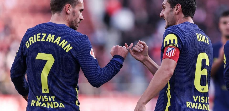 Griezmann y Koke celebrando en el campo