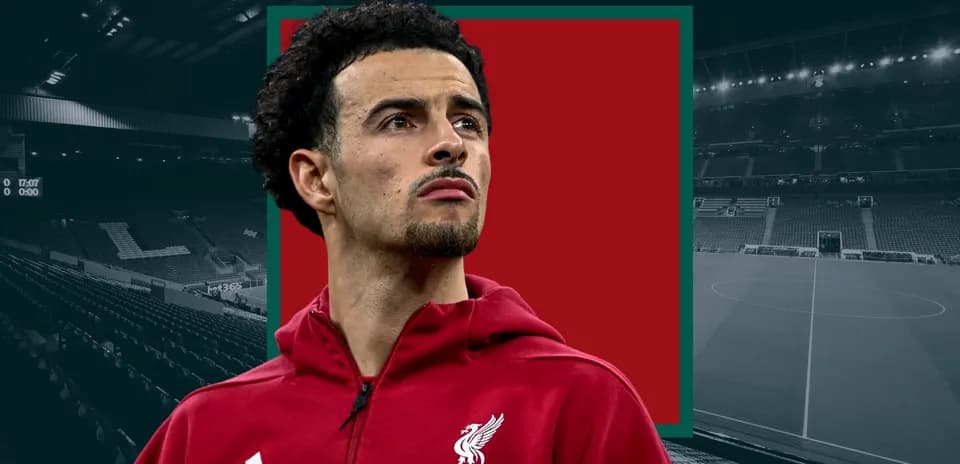 Jugador de Liverpool posando en el estadio vacío
