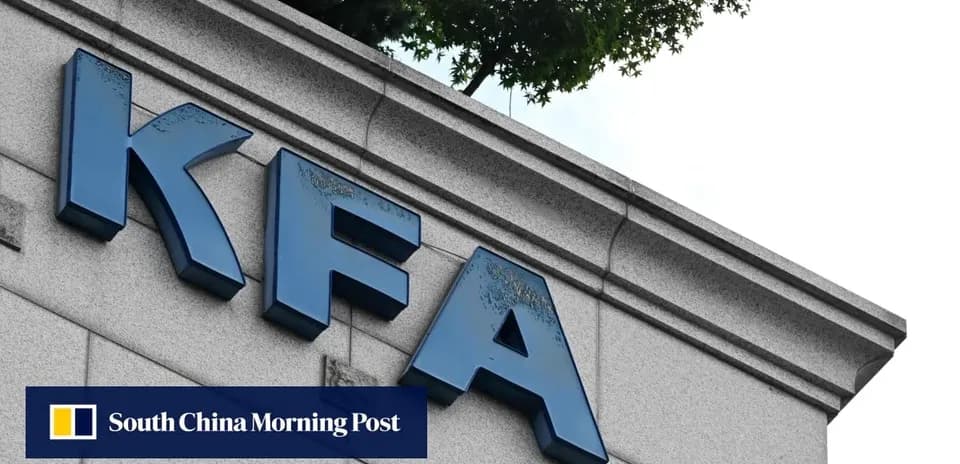 Letreros azules de KFA en edificio