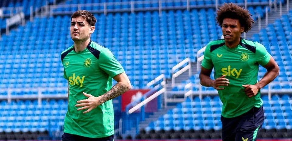 Dos jugadores corriendo en el campo de entrenamiento