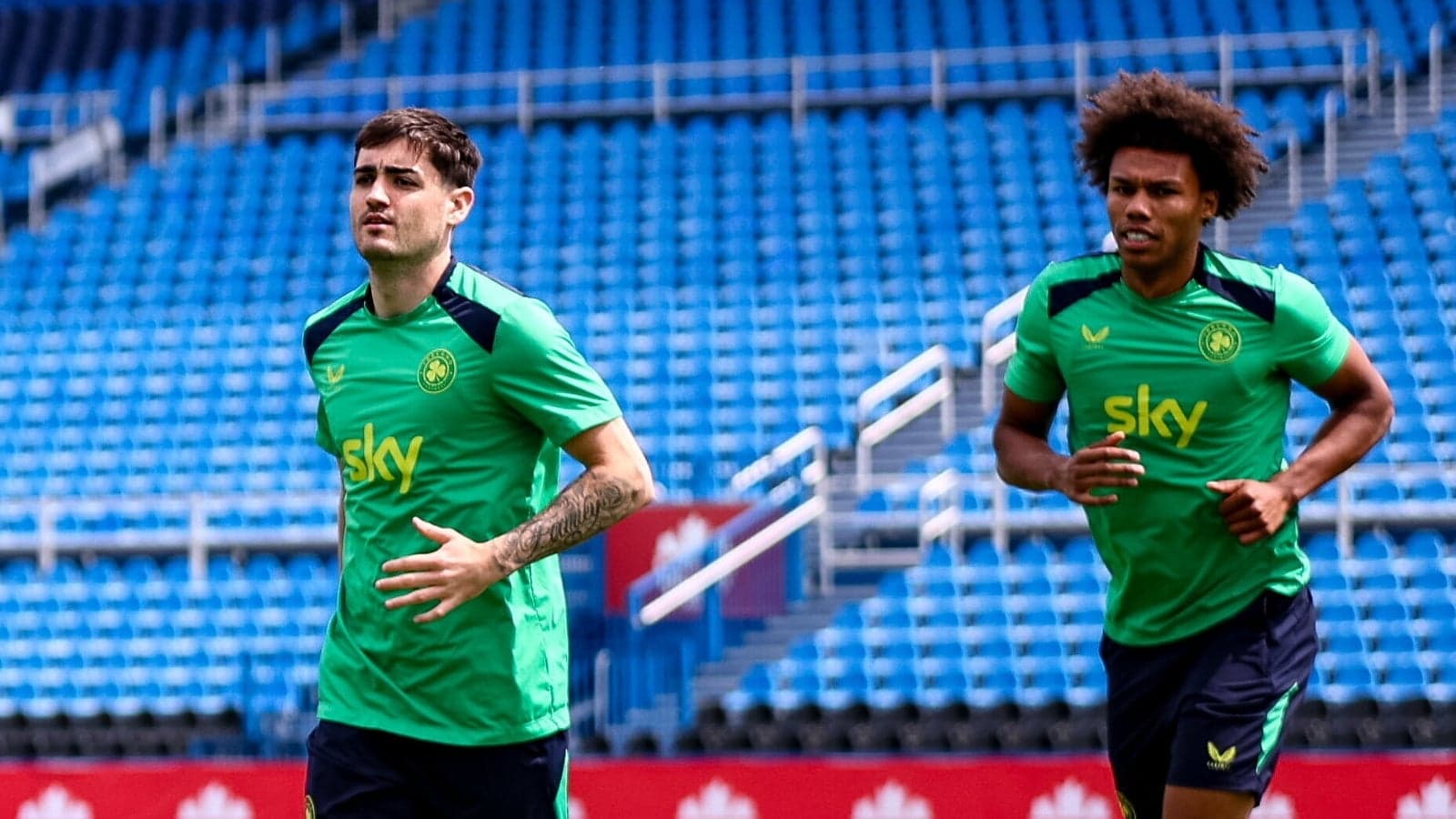 Dos jugadores corriendo en el campo de entrenamiento