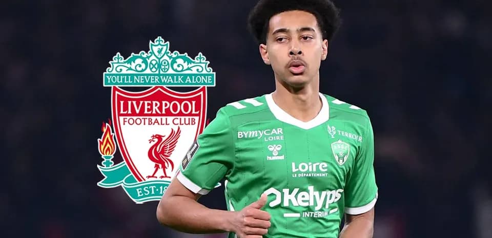 Jugador con camiseta verde en campo de fútbol