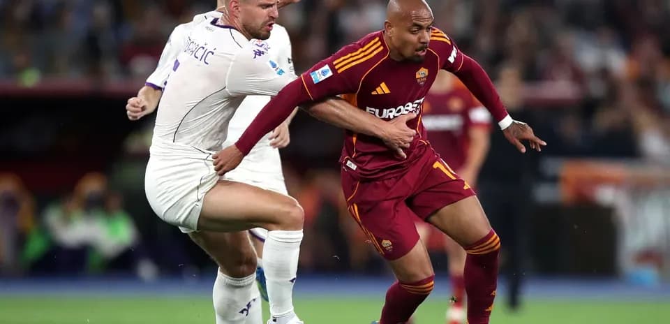 Jugadores de AS Roma y Fiorentina disputando el balón