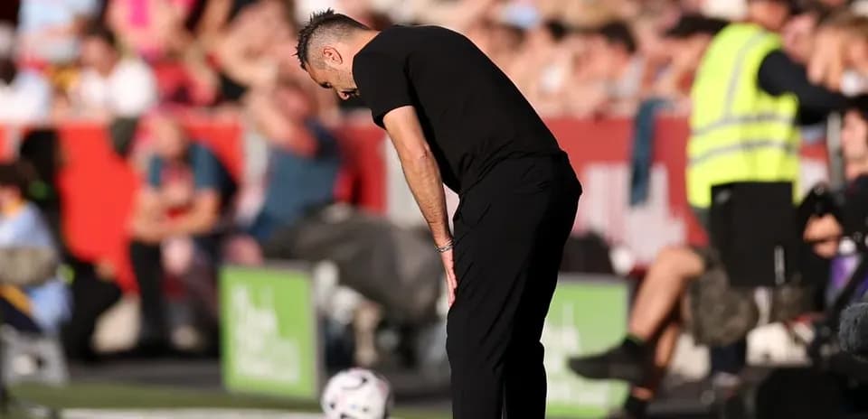 Entrenador observando el partido desde la línea lateral
