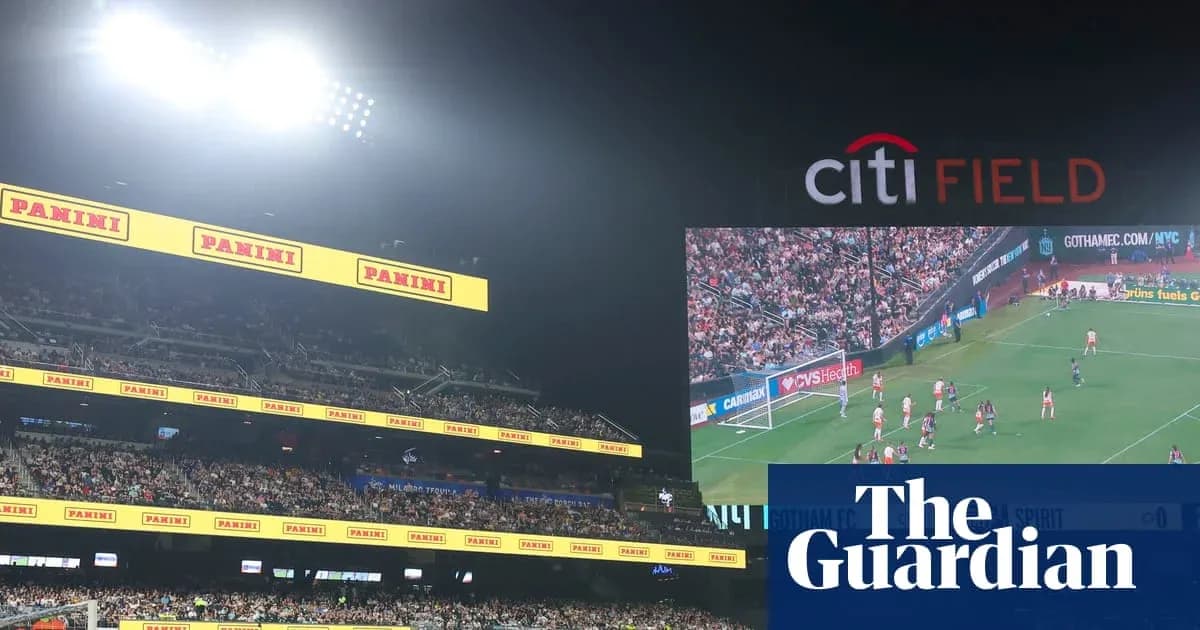 Partido de fútbol en Citi Field con espectadores