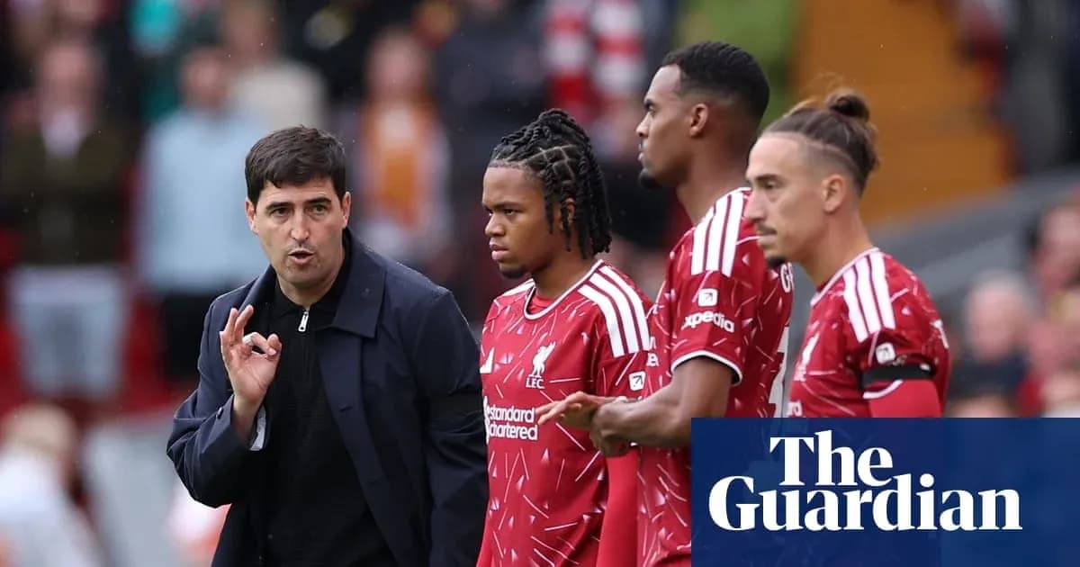 Entrenador hablando con jugadores de Liverpool en el campo