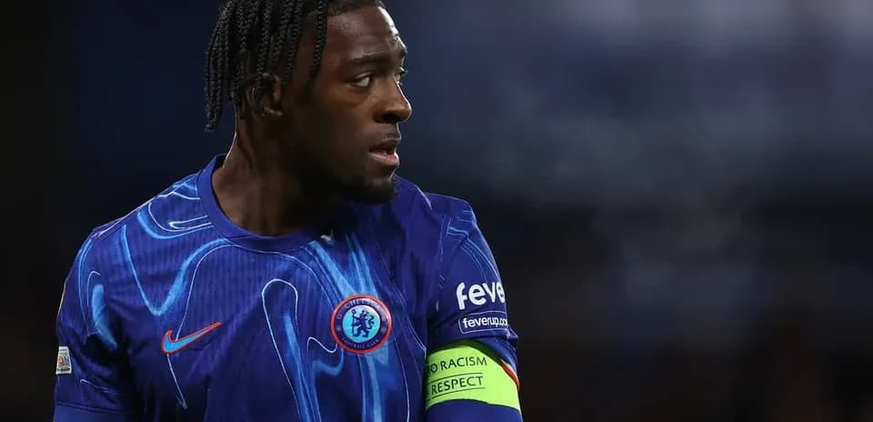 Jugador de Chelsea con camiseta azul y brazalete