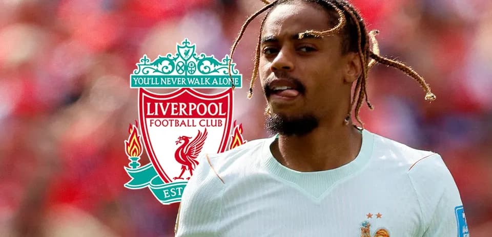 Jugador corriendo en campo con logo de Liverpool
