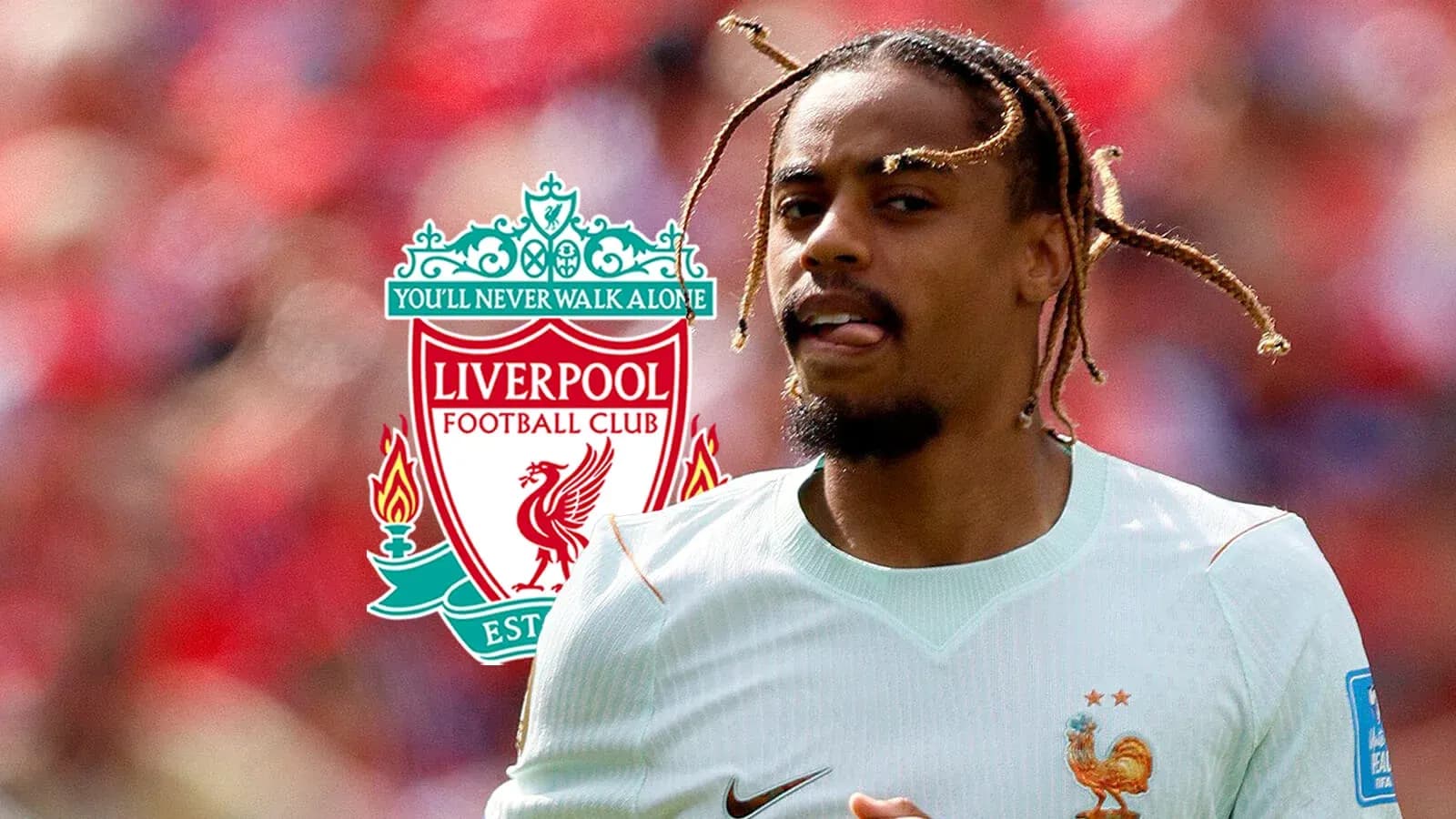 Jugador corriendo en campo con logo de Liverpool
