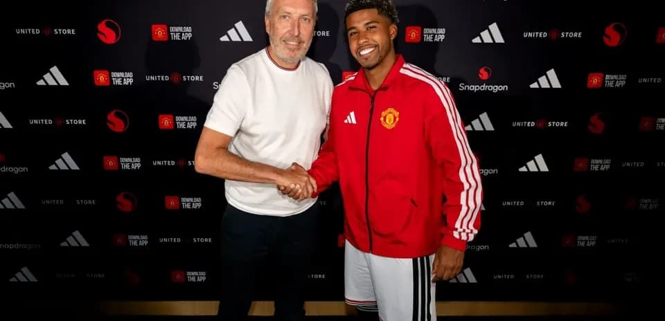 Dos personas estrechando manos en presentación de Manchester United
