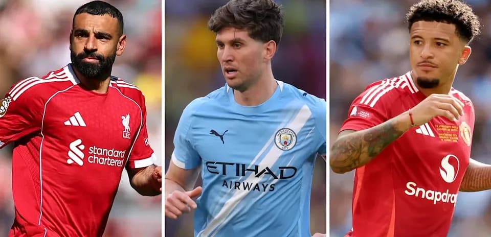 Tres jugadores de fútbol en sus camisetas de equipo