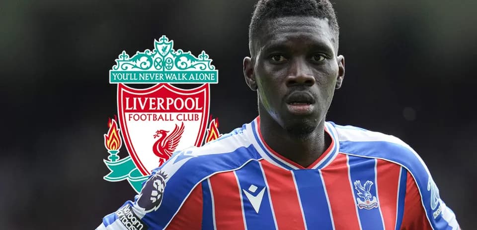 Jugador de Crystal Palace con escudo de Liverpool detrás