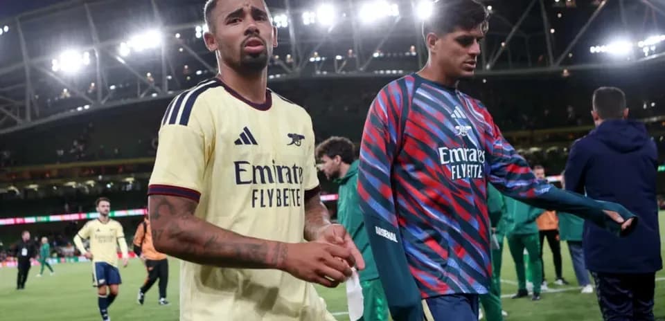 Jugadores de Arsenal saliendo del campo tras el partido