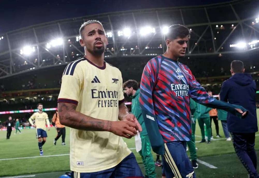 Jugadores de Arsenal saliendo del campo tras el partido