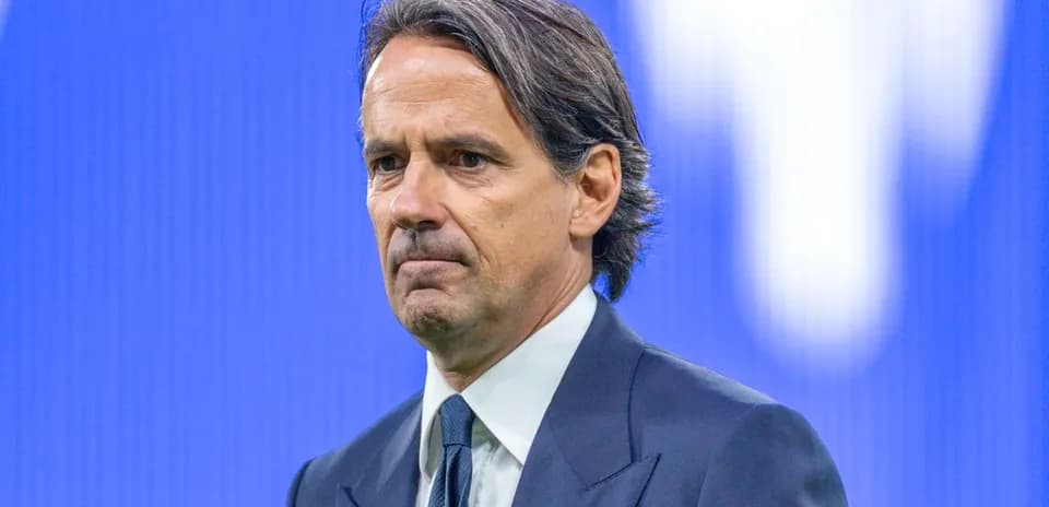 Entrenador observando durante un evento deportivo