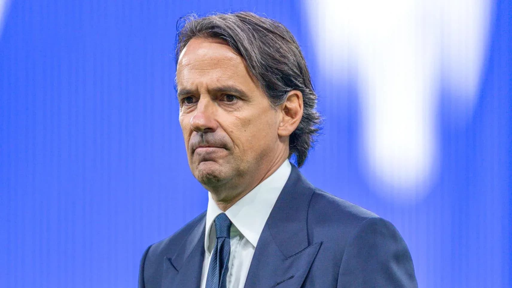 Entrenador observando durante un evento deportivo