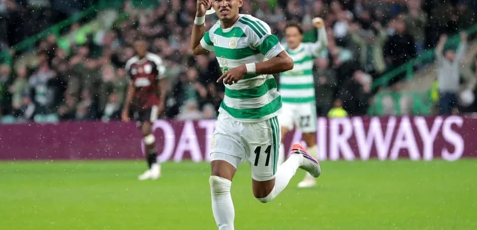 Jugador de Celtic celebra un gol en el partido