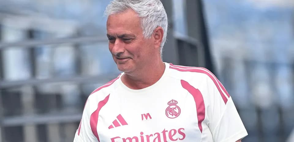 Entrenador de Real Madrid durante sesión de entrenamiento