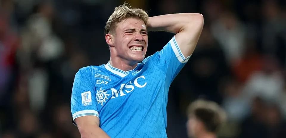Jugador de fútbol con camiseta celeste expresando frustración