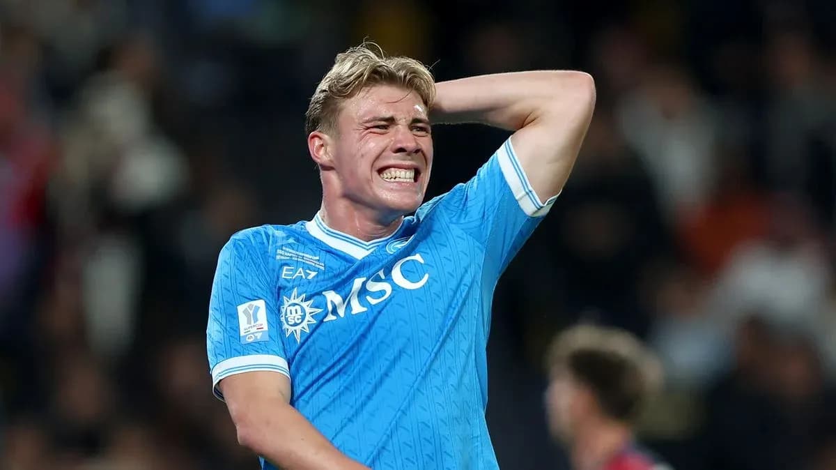 Jugador de fútbol con camiseta celeste expresando frustración