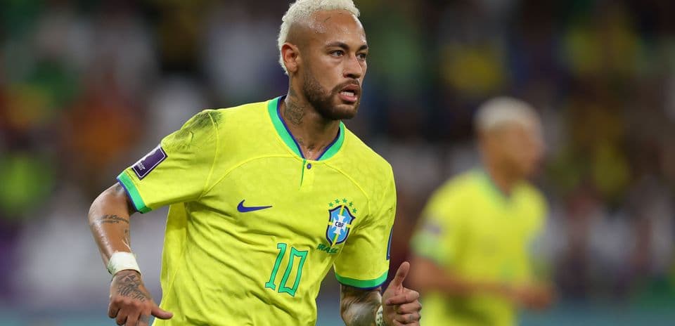 Neymar corriendo en partido de Brasil con camiseta amarilla