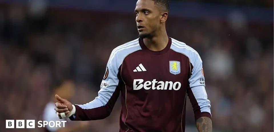 Jugador de Aston Villa señalando durante el partido