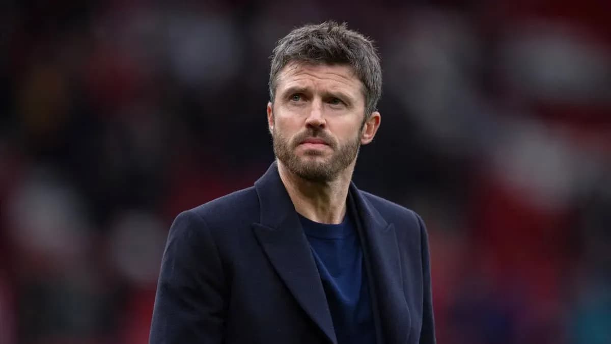 Entrenador observando el partido desde la línea lateral