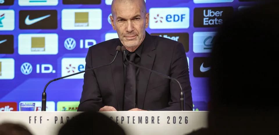Entrenador en conferencia de prensa con fondo de patrocinadores