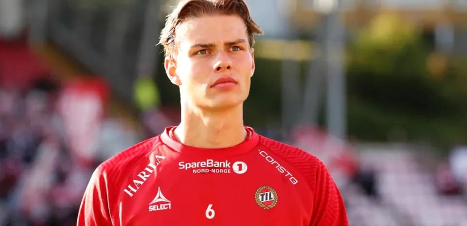 Jugador en uniforme rojo durante partido de fútbol