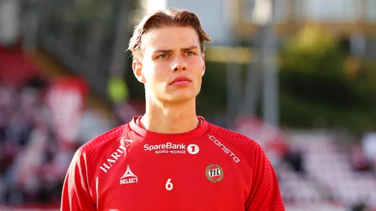 Jugador en uniforme rojo durante partido de fútbol