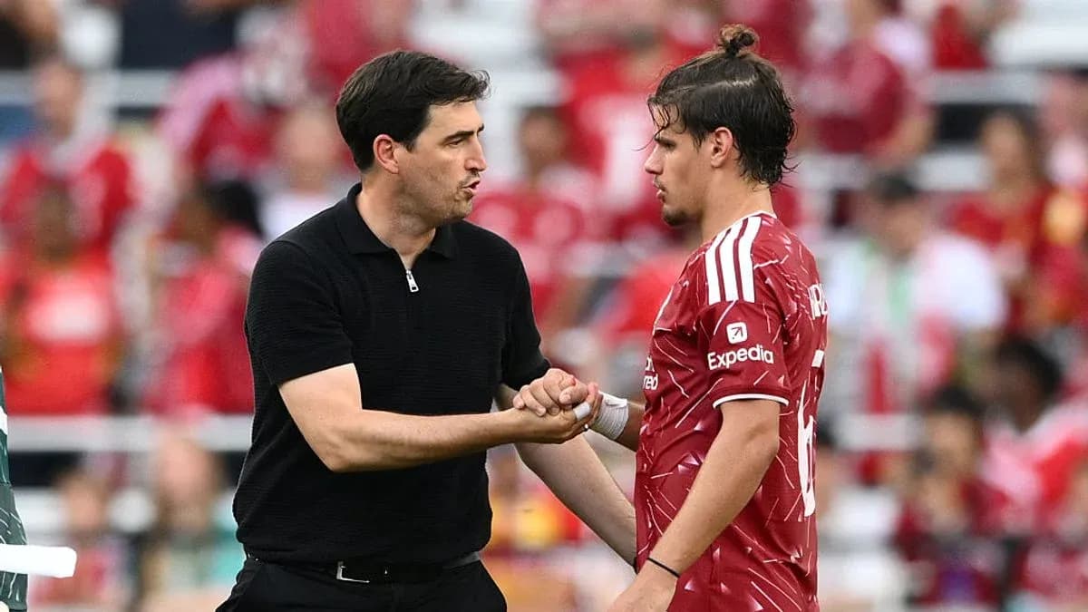 Entrenador hablando con jugador en el campo