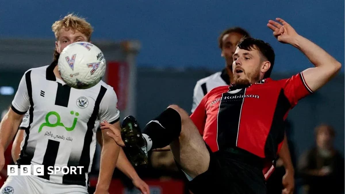 Jugador en caída tratando de controlar el balón