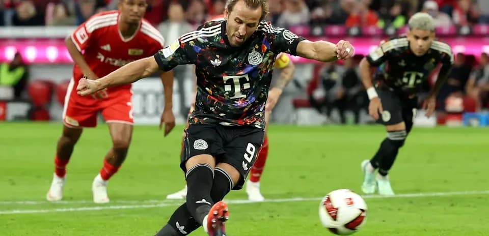Jugador ejecutando un penalti durante un partido