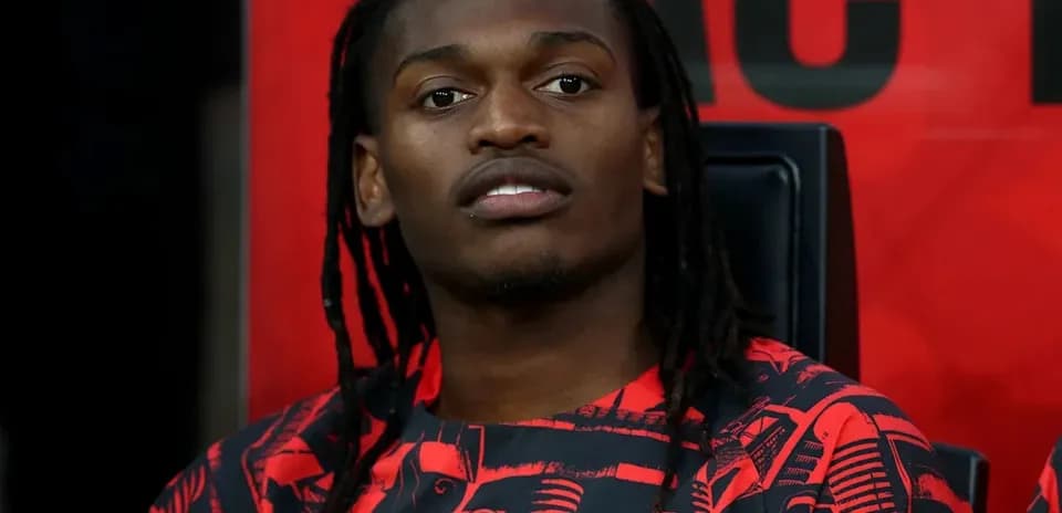 Jugador sentado en el banquillo de AC Milan