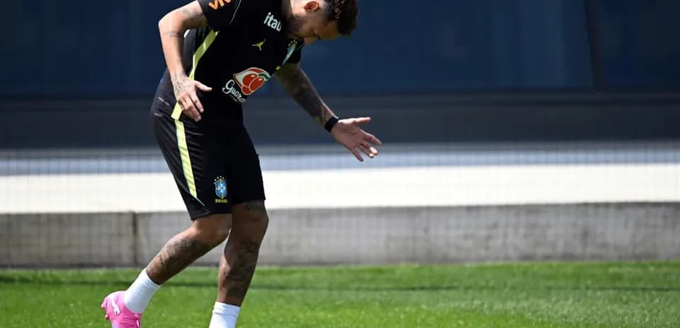 Neymar entrenando en el campo de fútbol
