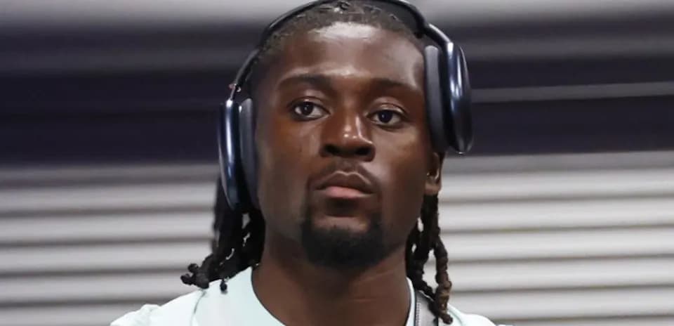 Jugador con auriculares en un vestíbulo