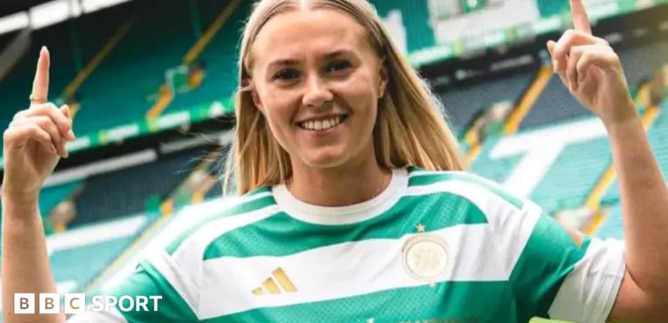 Jugadora de fútbol sonriente en camiseta de Celtic