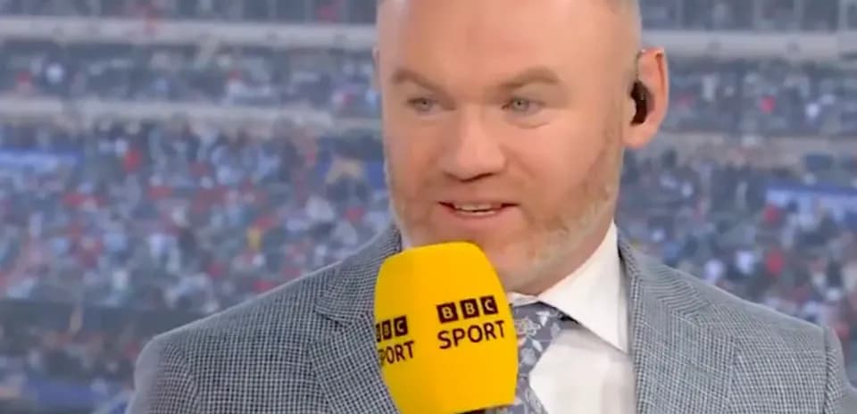 Presentador de BBC Sport en estudio con micrófono