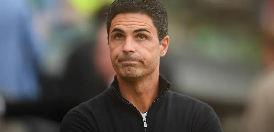 Entrenador observando el partido desde la línea lateral