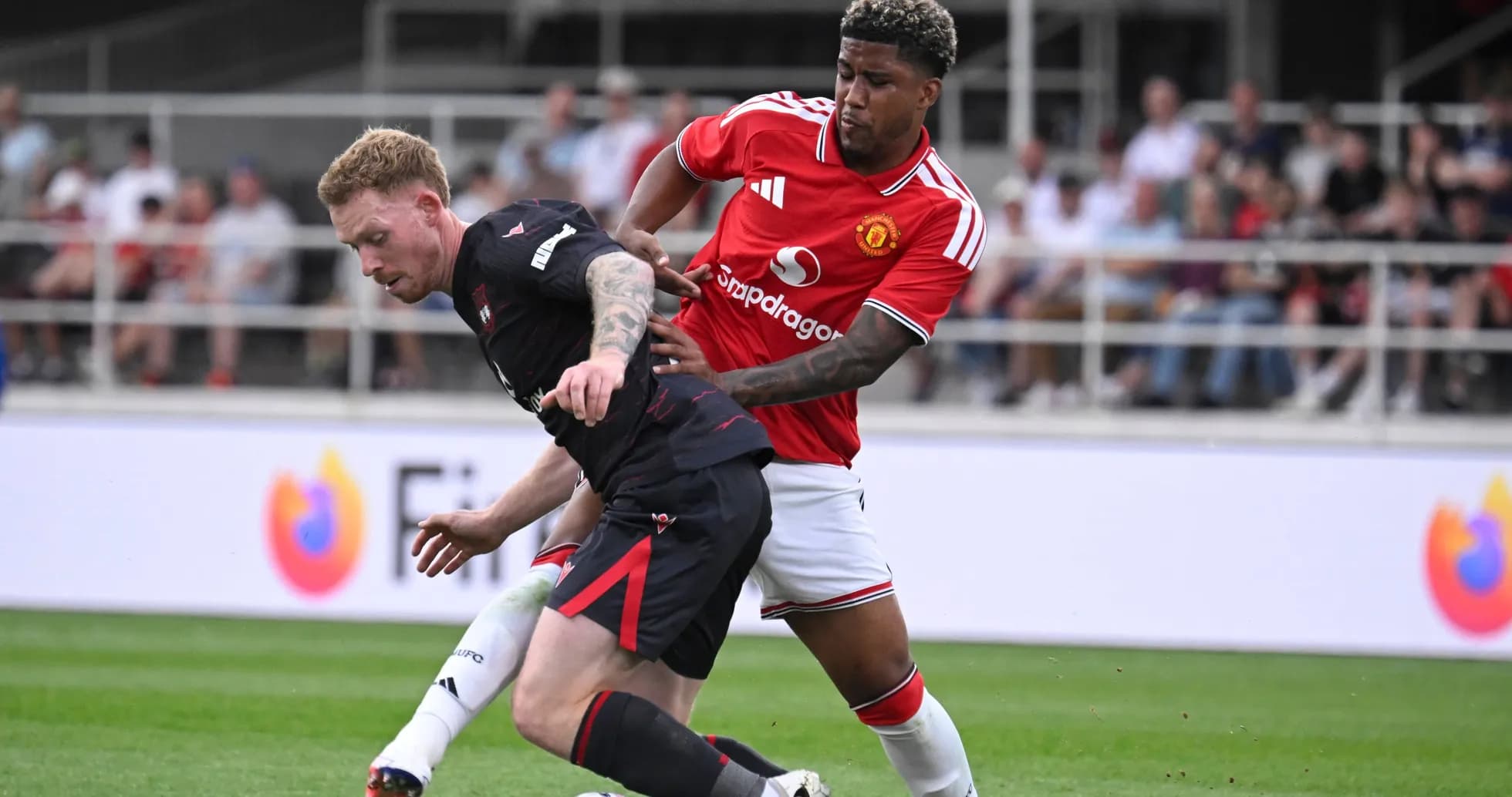 Jugador de Manchester United presionando a adversario