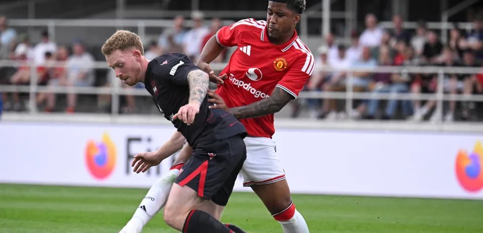 Jugador de Manchester United presionando a adversario