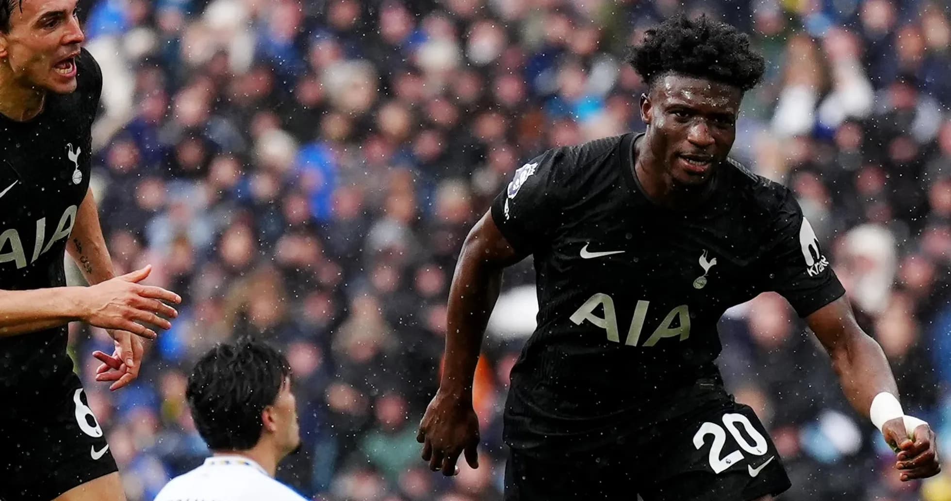 Jugador de Tottenham celebra un gol contra Leeds