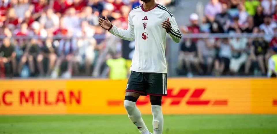 Jugador de fútbol en acción durante un partido