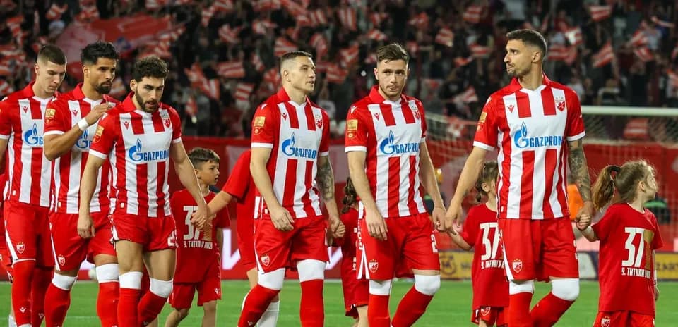 Jugadores de FK Crvena Zvezda en el campo