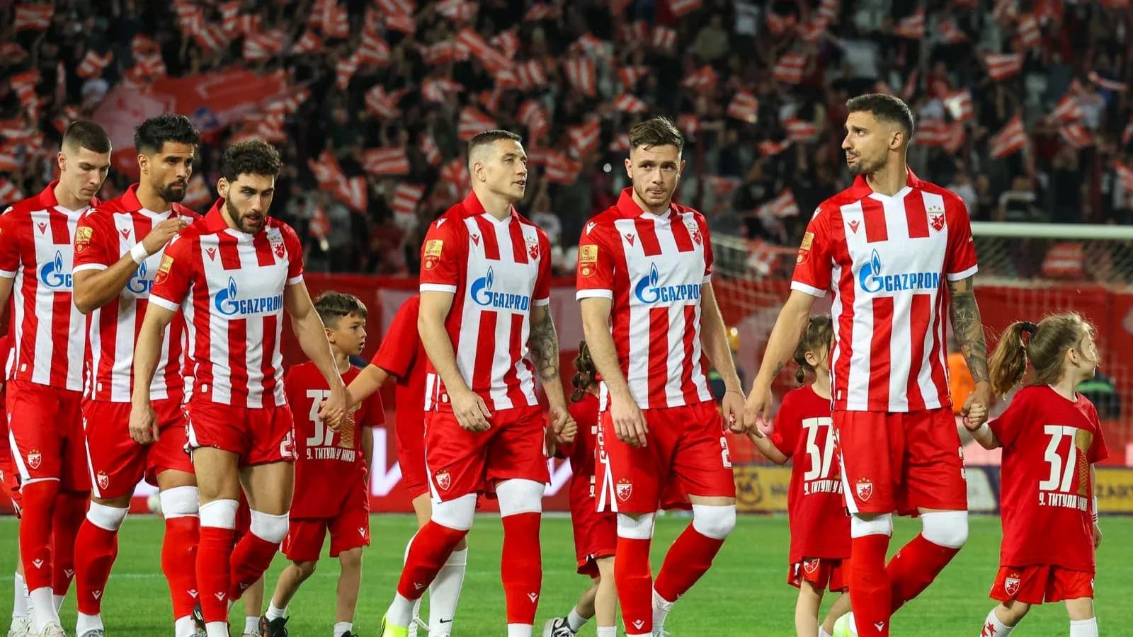 Jugadores de FK Crvena Zvezda en el campo